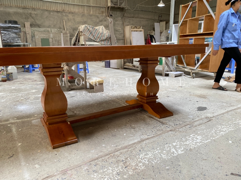 . Gỗ tự nhiên được ưa chuộng bởi sự sang trọng và độ bền cao mà nó mang lại, đặc biệt là chịu được sự va đập, dễ uốn nắn khi tạo hình, nên nhiều gia đình đã lựa chọn thi công nội thất bằng gỗ này.